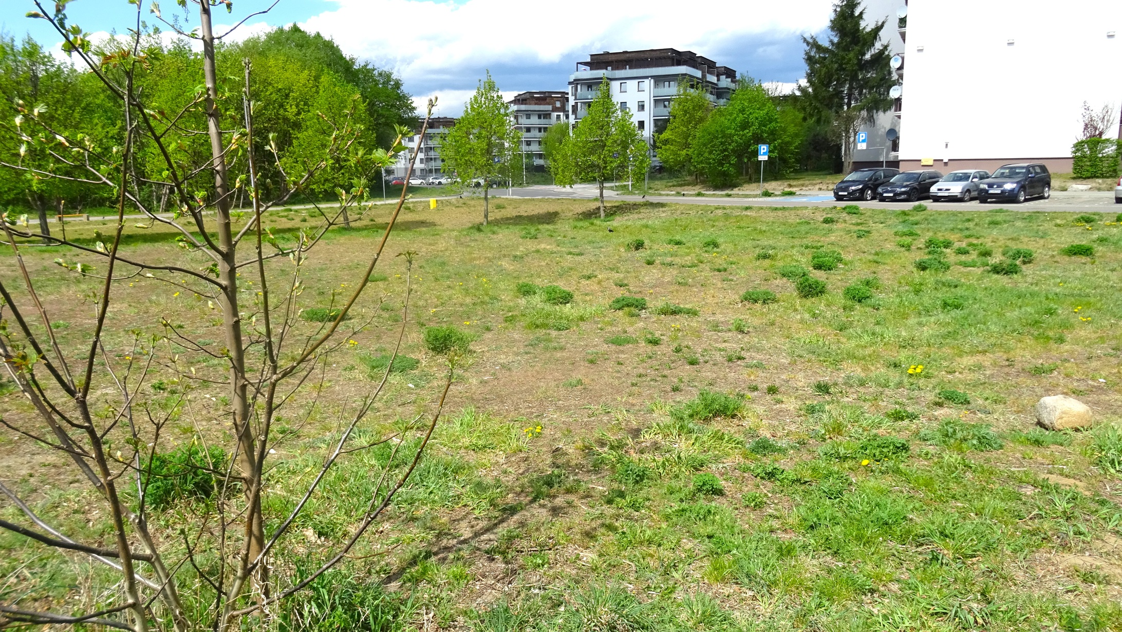Fotoreportaż z os. Bursztynowego z terenu, gdzie miał powstać minipark przy MODRAK-u